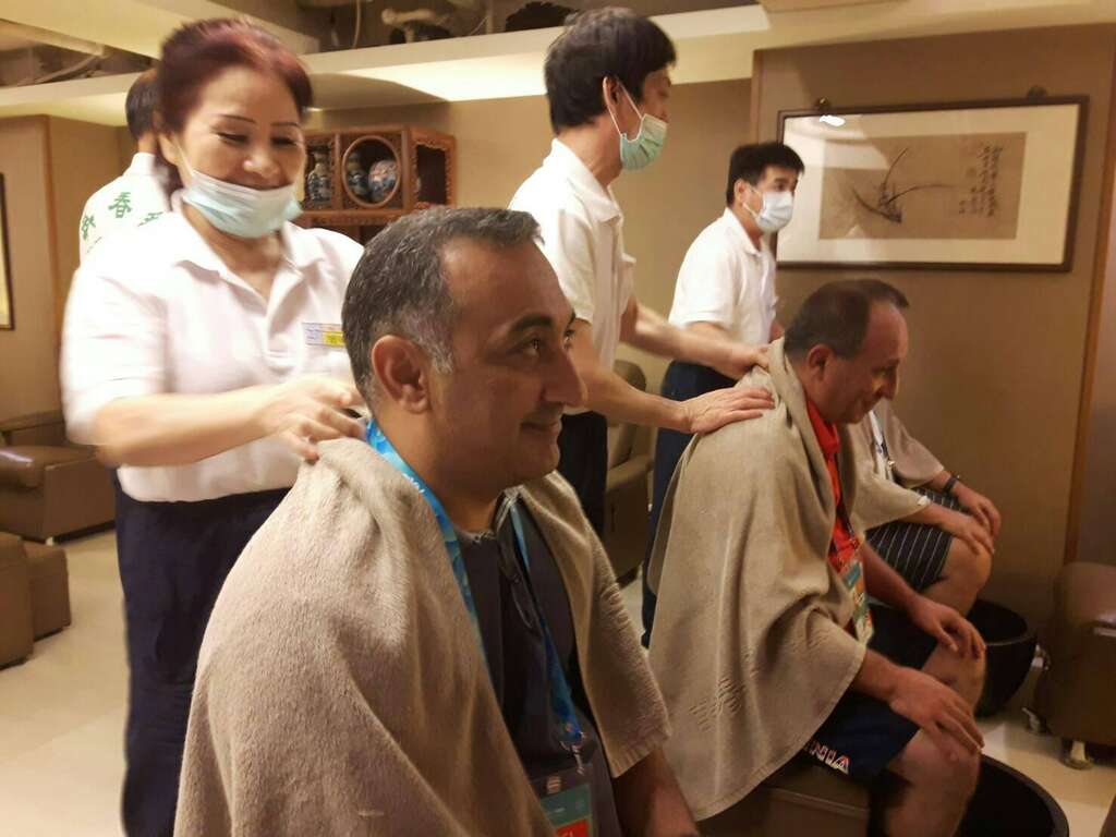 不少选手和代表团成员首次体验台式按摩，直呼新鲜有趣。