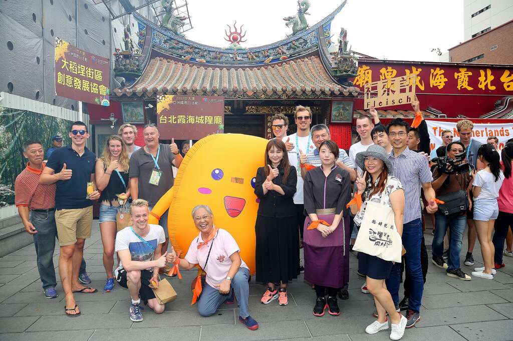 荷兰队31日造访大稻埕霞海城隍庙，受到当地店家和乡亲热烈欢迎。