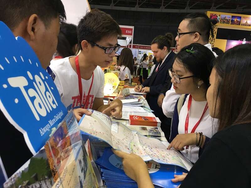 臺北攤位吸引旅遊同業詢問觀光資訊。