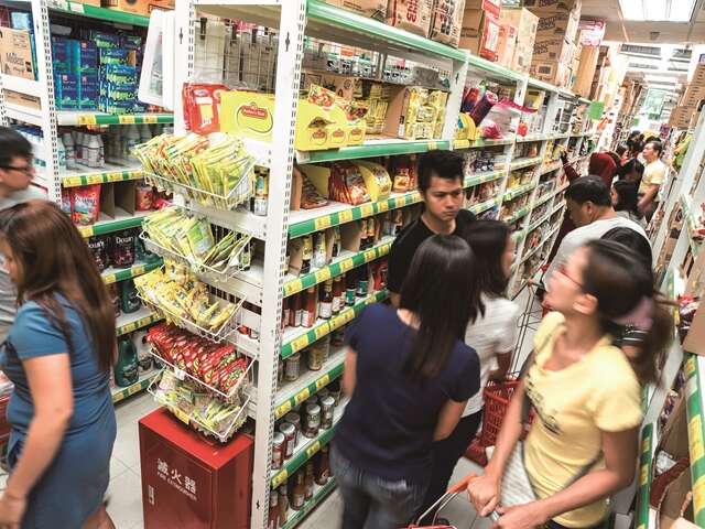 Because more and more Southeast Asian immigrants arrive in Taiwan nowadays, many stores have opened offering products to satisfy their needs and a taste of home. (Photo: Xu Bin)