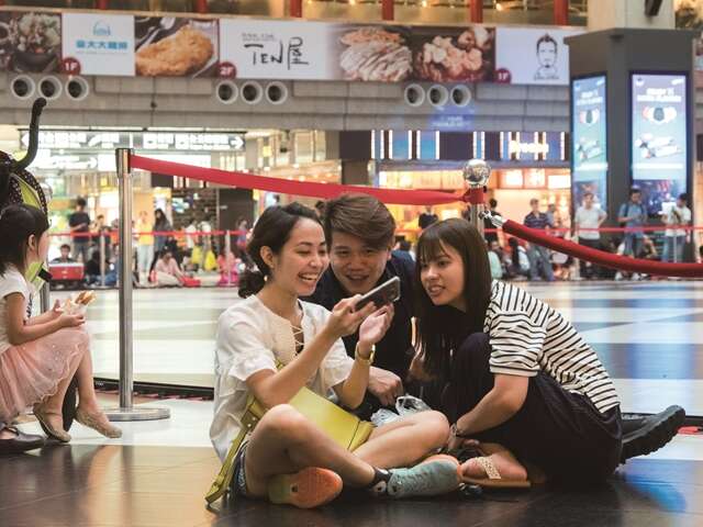 Many Southeast Asian migrants have come to work in Taiwan and thus expand their life vistas. On weekends and holidays, they get together to share their experiences. (Photo: Xu Bin)