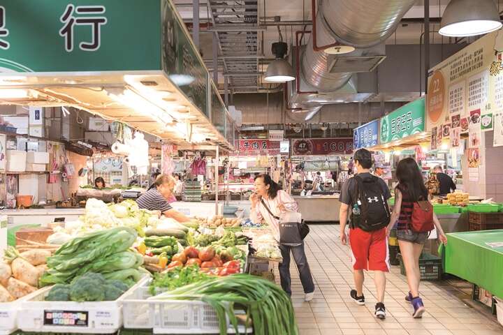 Xihu Market has a bright new look; food stalls are gathered on the second floor, giving it the feel of a department store food court.