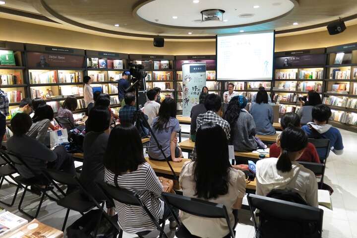 Every year, the Taipei Poetry Festival invites several national and international poets to converse with poetry lovers.