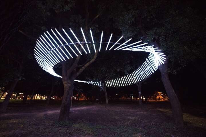 Nuit Blanche employs installation art as a means of presenting this city’s charms. In this photo, you see this year’s artwork, created by Tsai Yi Ting x Winnowork’s (蔡宜婷x沃手工作), Passing By (你遇見我遇見你遇見我).