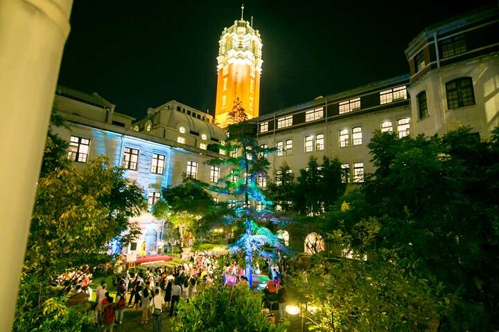 This photo shows the Presidential Palace opened at night for the first time, during the 2016 Nuit Blanche festival. As you can see – lots of people came to visit.