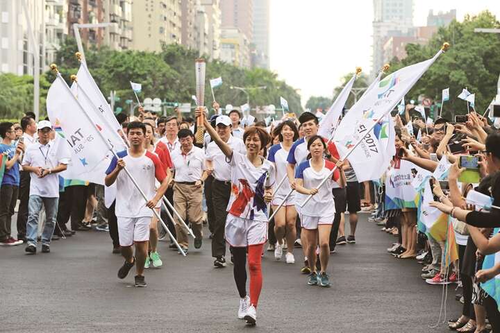 ユニバーシアードの聖火が台湾に到着。テコンドーのオリンピック金メダリスト、陳詩欣さんが聖火トーチを掲げ、台北市政府へと向かいます。（写真／2017台北ユニバーシアード組織委員会）