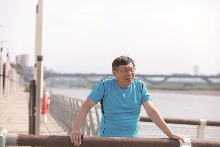 強い日差しが照りつける中、柯市長は大稲埕でドキュメンタリー映像の撮影を行い、台北ユニバーシアードの開催に向けた思いを大いに語りました。（写真／潘俊霖）