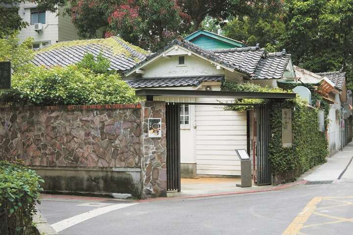 青田街の静かな通りに足を踏み入れると、影を落とす緑の老木と伝統的な日本家屋が織りなす優雅な風情を味わえます。（写真／林宜賢）
