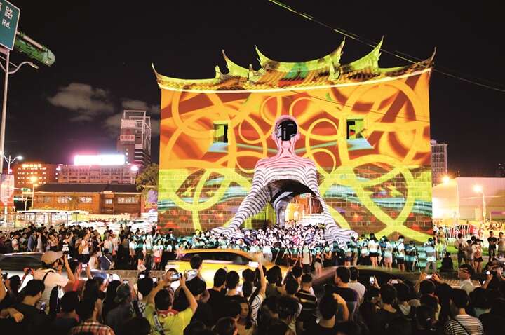 ニュイ・ブランシュ台北2017は台北市の主催で10月7日夜に行われます。写真は2016年の同イベントでプロジェクションマッピングが施された北門。多くの人が足を止めて鑑賞しました。