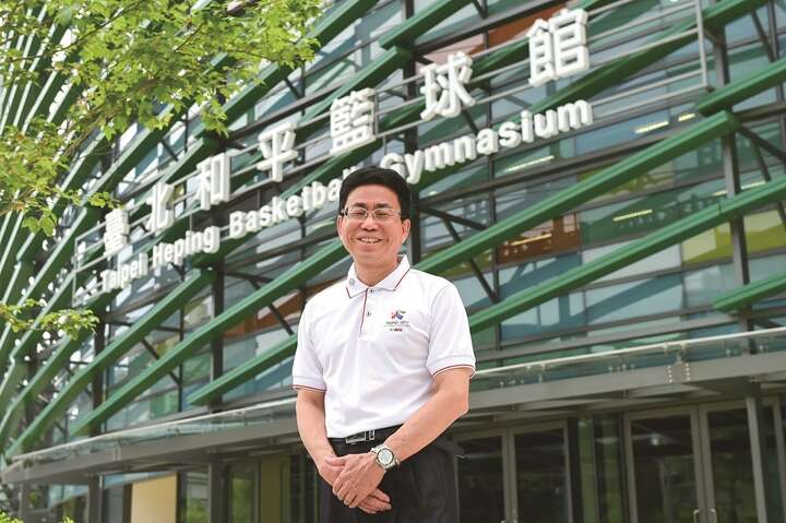 Xue Chunming thanks staff for their efforts, as the quality of work renovating Universiade venues garners approval from Heads of Delegation Meeting members. (Photo: Huang Jianbin)