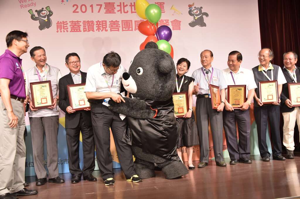 熊赞上台就给柯文哲一个惊喜大熊抱，让柯文哲害羞不已。