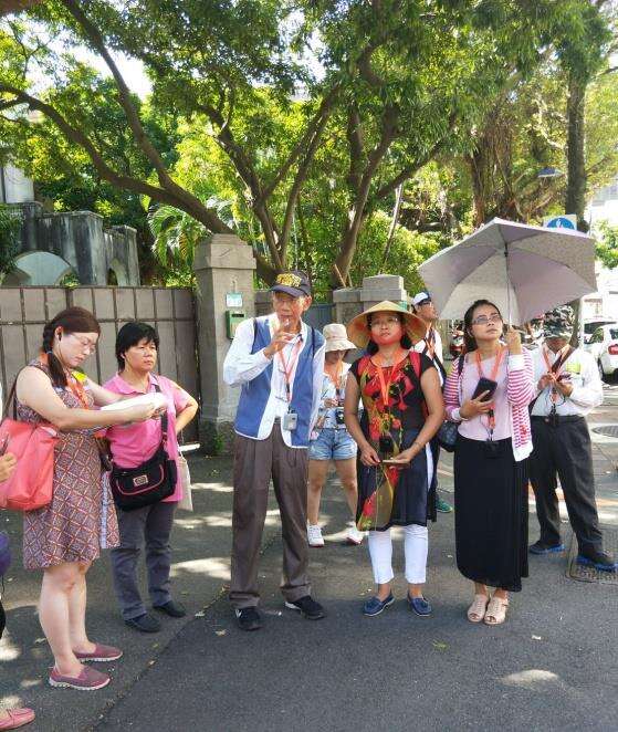 (著越南服飾的越籍老師及英語老師提供專業導覽)