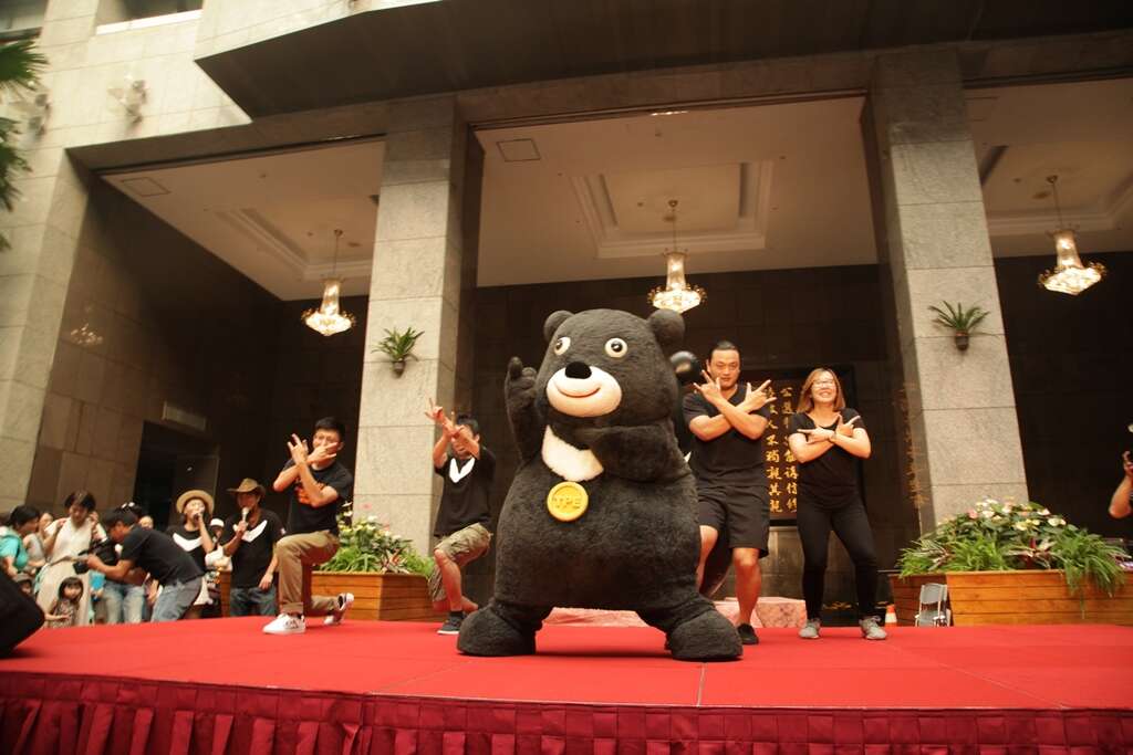 熊赞开场劲歌热舞High翻全场，熊粉现场尖叫声不断