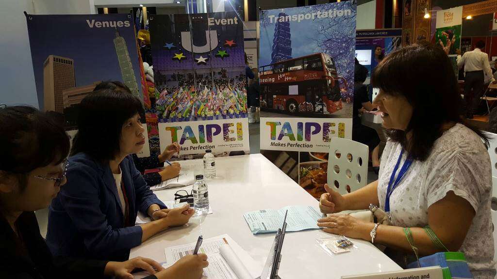 北市观传局江春慧专委於台北展位说明台北市会展奖励方案