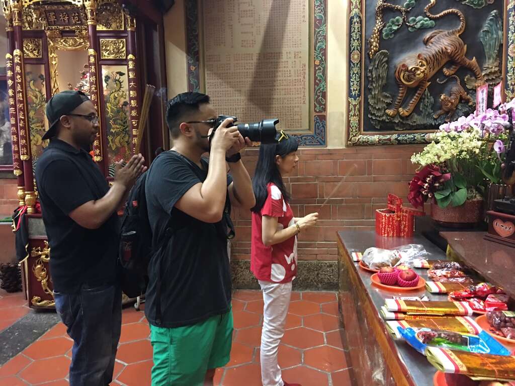 菲律宾部落客到台北拍摄霞海城隍庙，并亲身体验拜拜文化。