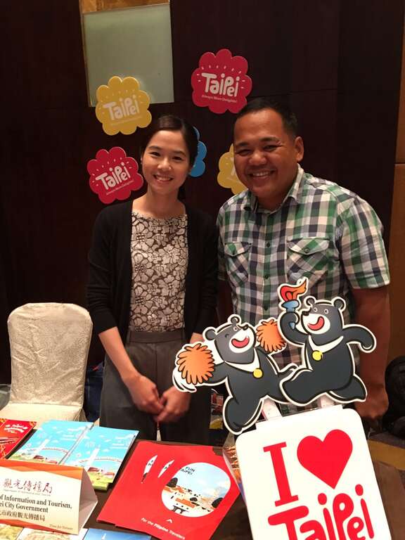 菲律賓超人氣部落客 Anton Diaz (圖右) 出席觀光推廣會與台北市代表熱情互動。