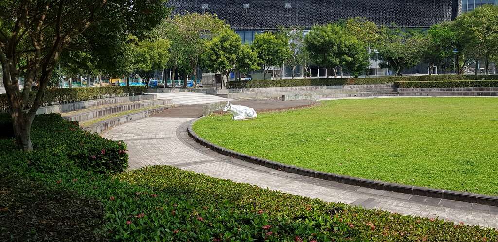 图2. 信义广场植栽布置极为雅致