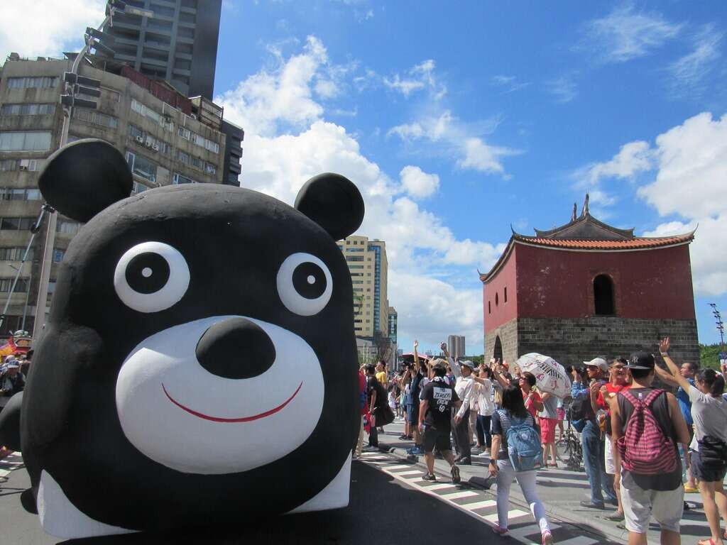 熊赞花车抵达游行地点北门，受到民众热烈欢迎
