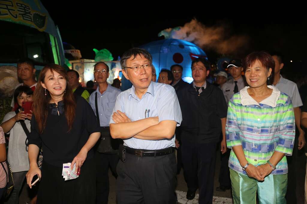 市长与观传局长简余晏、内政部常务次长林慈玲(右)一同参观花车