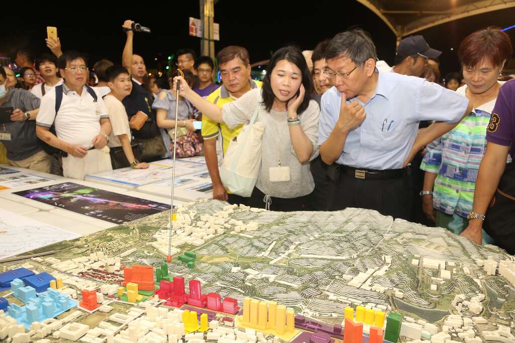 市長專心聆聽東區門戶計畫的重點