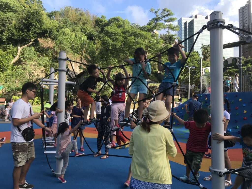 圖3：交叉繩橋適合孩童臂力及協調，挑戰自我(特公盟提供)