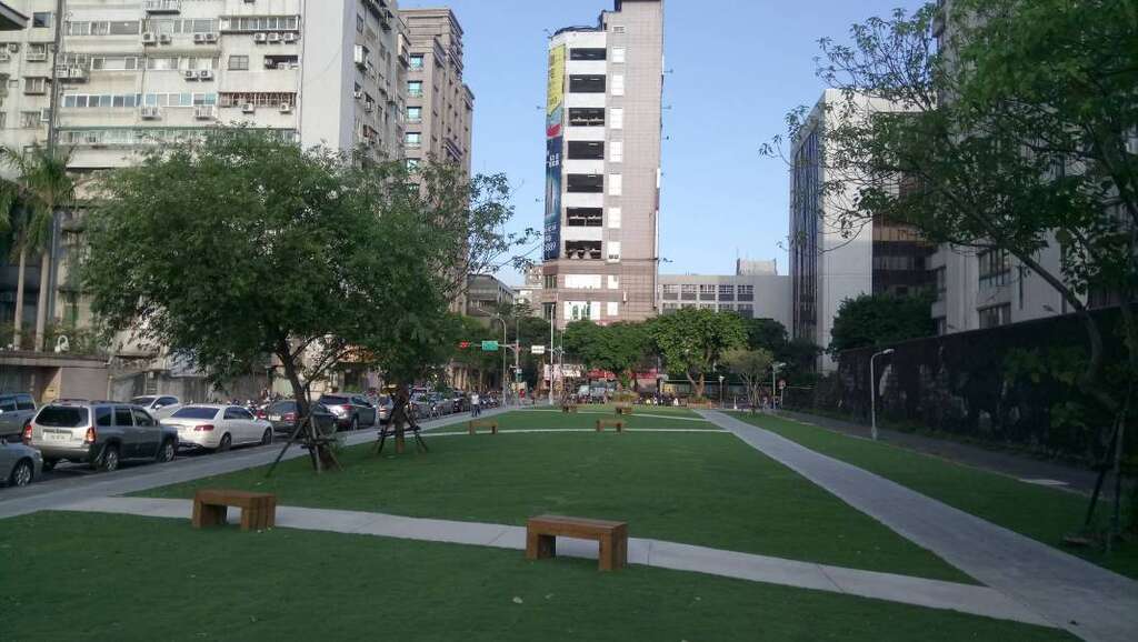 (圖1)開闊草坪打造出專屬臺北綠園道