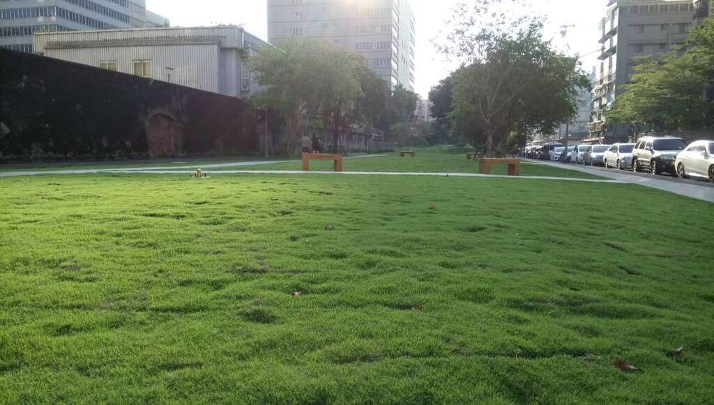 (圖3) 和煦陽光與開闊草坪配合圍牆遺址是臺北綠園道特色