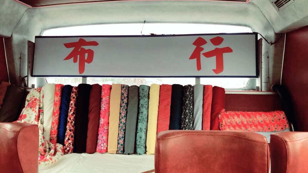 Welcome aboard! Green No.17 is now a sightseeing bus route that takes tourists on a convenient tour in Wanhua and Dadaocheng.
