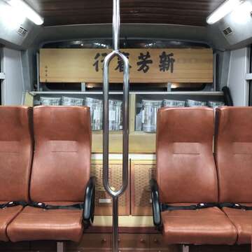 Welcome aboard! Green No.17 is now a sightseeing bus route that takes tourists on a convenient tour in Wanhua and Dadaocheng.