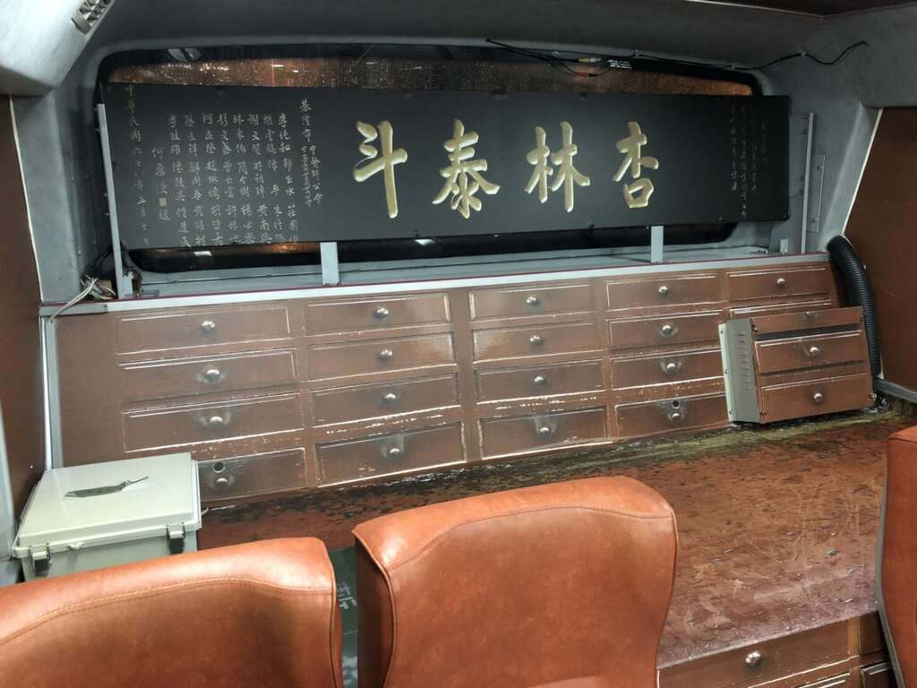 Welcome aboard! Green No.17 is now a sightseeing bus route that takes tourists on a convenient tour in Wanhua and Dadaocheng.