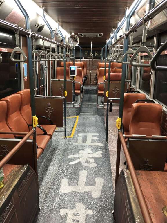 Welcome aboard! Green No.17 is now a sightseeing bus route that takes tourists on a convenient tour in Wanhua and Dadaocheng.