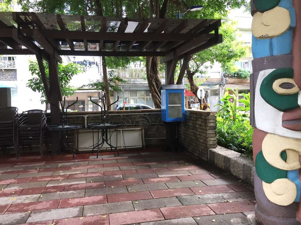 图4、独家打造的书屋，增添复华公园书香气息