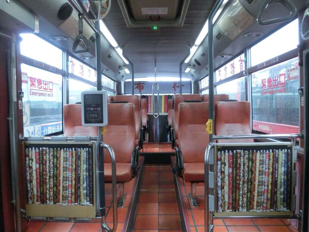 차에 타자마자 깜짝 놀라실 겁니다! Green17번 버스가 구도시 관광버스로 탈바꿈했습니다. 여행객 여러분들이 완화와 다다오청을 여행하기 더욱 편리해졌습니다.