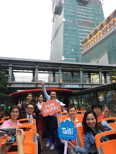 印尼及越南網媒搭乘雙層觀光巴士遊覽台北風光