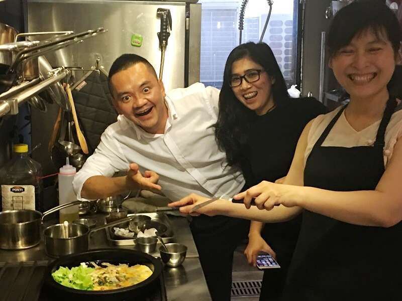 第一次體驗親手製作臺灣經典美食蚵仔煎