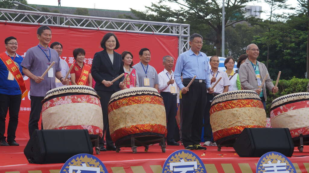 1061022 2017台北客家义民嘉年华总统市长李主委擂鼓合照3