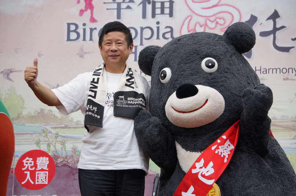 图4. 产业发展局林崇杰局长与熊赞合照