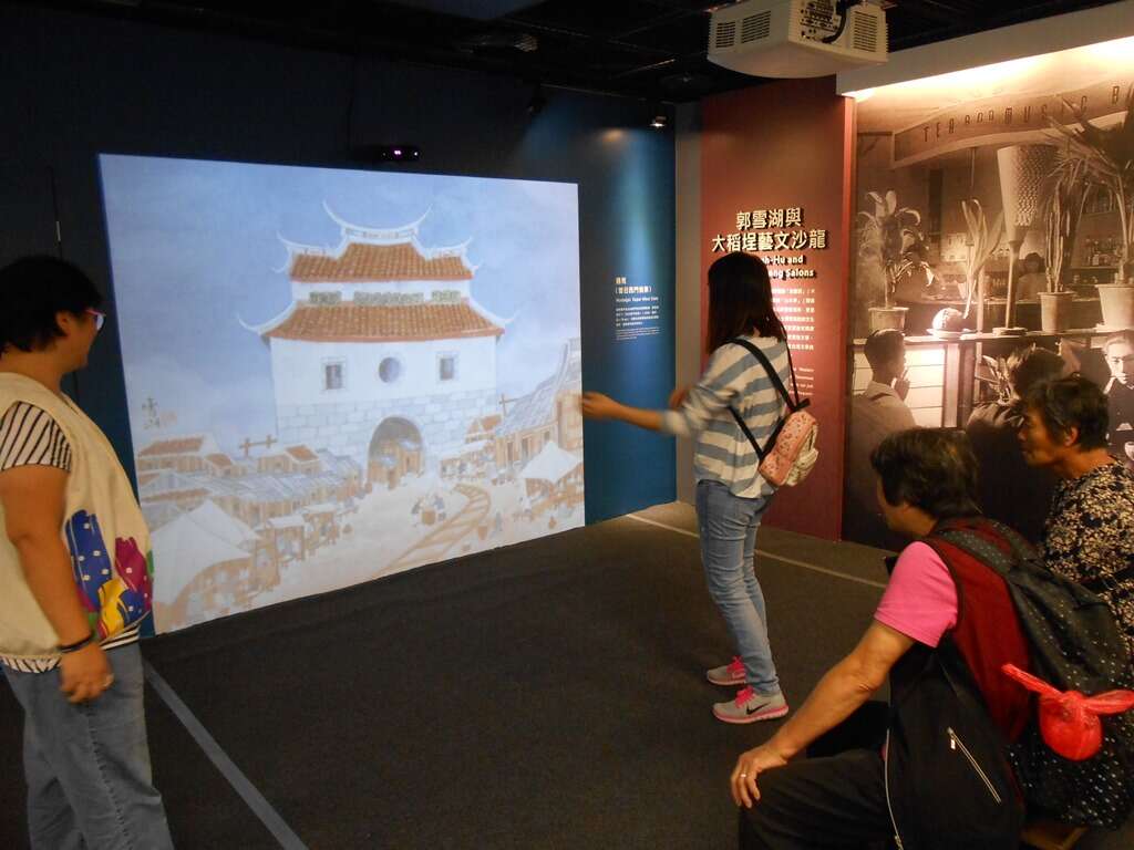 民众可透过多媒体互动，感受「动起来」的〈昔日西门情景〉