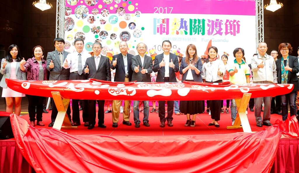 陈玉坤董事长(左7)、陈恺璜校长(左8)、简余晏局长(左9)、魏杏娟永续长(左10)为百舟齐航彩绘独木舟揭幕