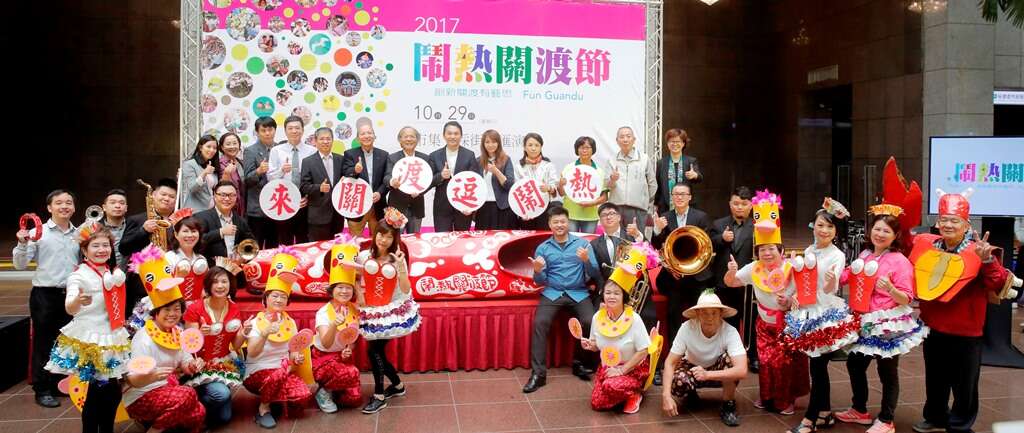 陈玉坤董事长(左7)、陈恺璜校长(左8)、简余晏局长(左9)、魏杏娟永续长(左10)与踩街队伍
