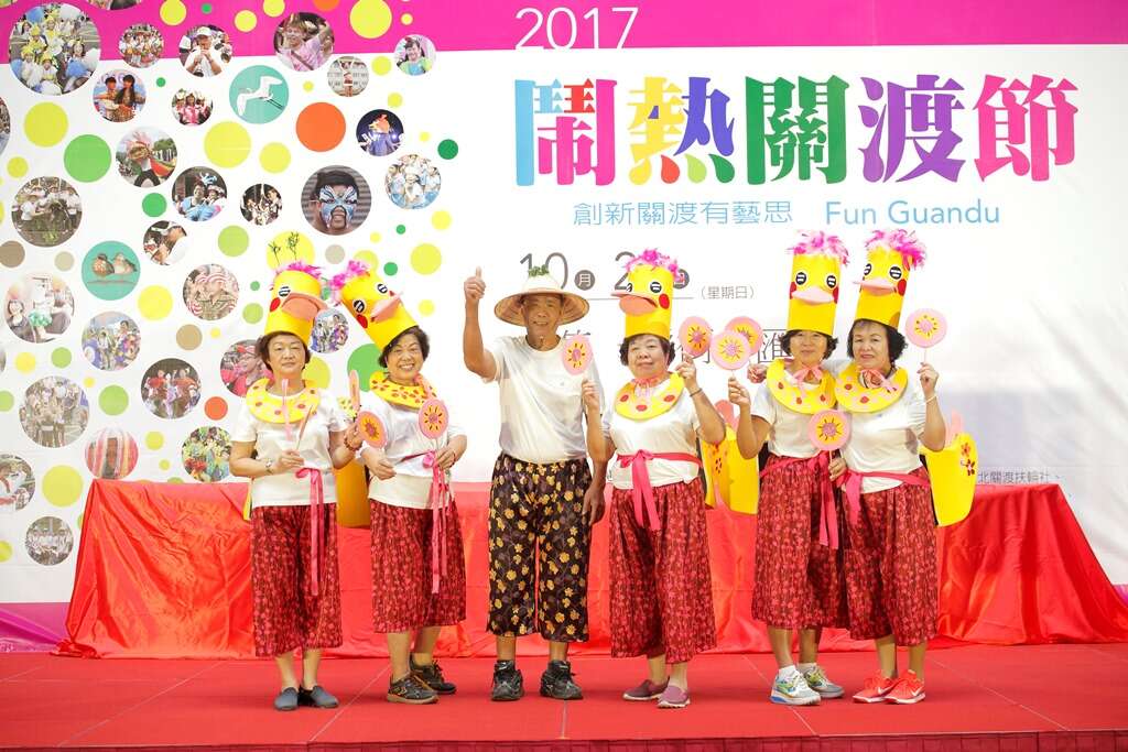 一德里里民参加游行服装