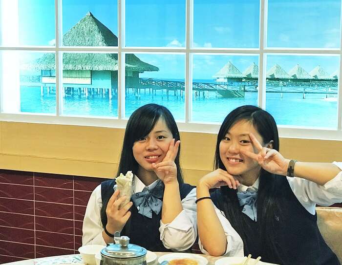 创志高校的学生们享用美味润饼赞不绝口