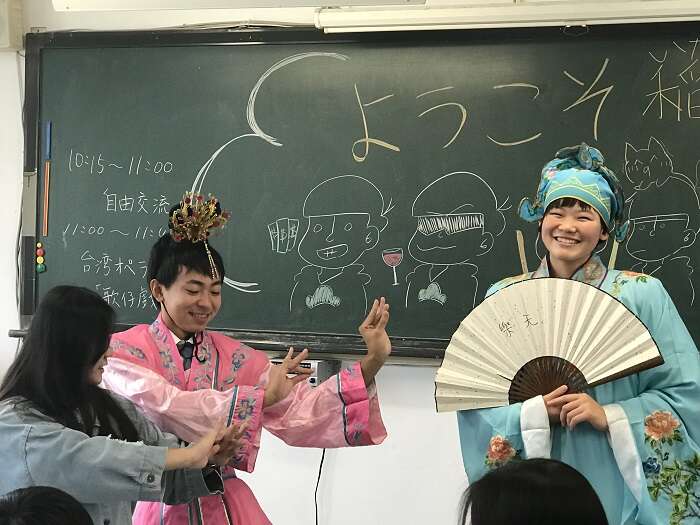 创志高校与稻江护家学生们一起体验台湾歌仔戏
