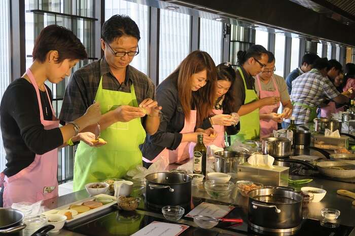 簡余晏與媒體團體驗正港臺味料理