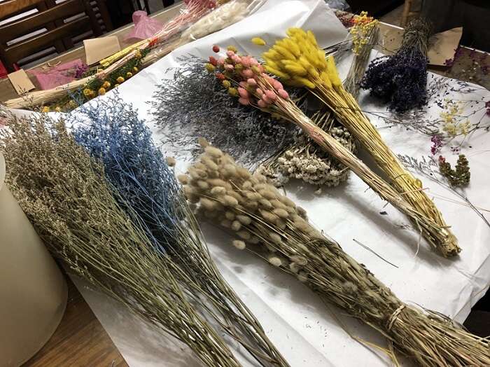 透過花藝手作職人指導的DIY課程，感受花材之美。
