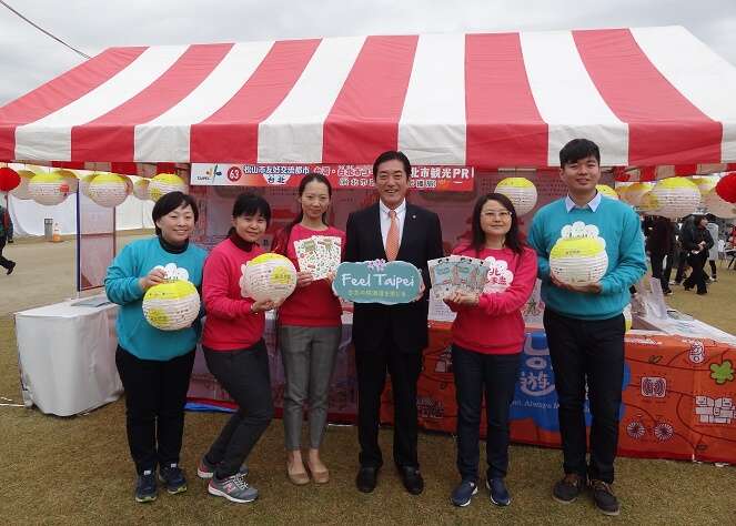 爱媛县知事中村时广(右3)在「爱媛松山产业祭」为台北馆站台