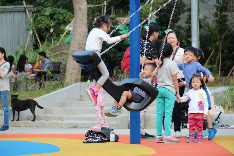 照片5. 國內首座雙人鞦韆，可供2名孩童或家長與孩子共乘體驗遊戲的歡樂