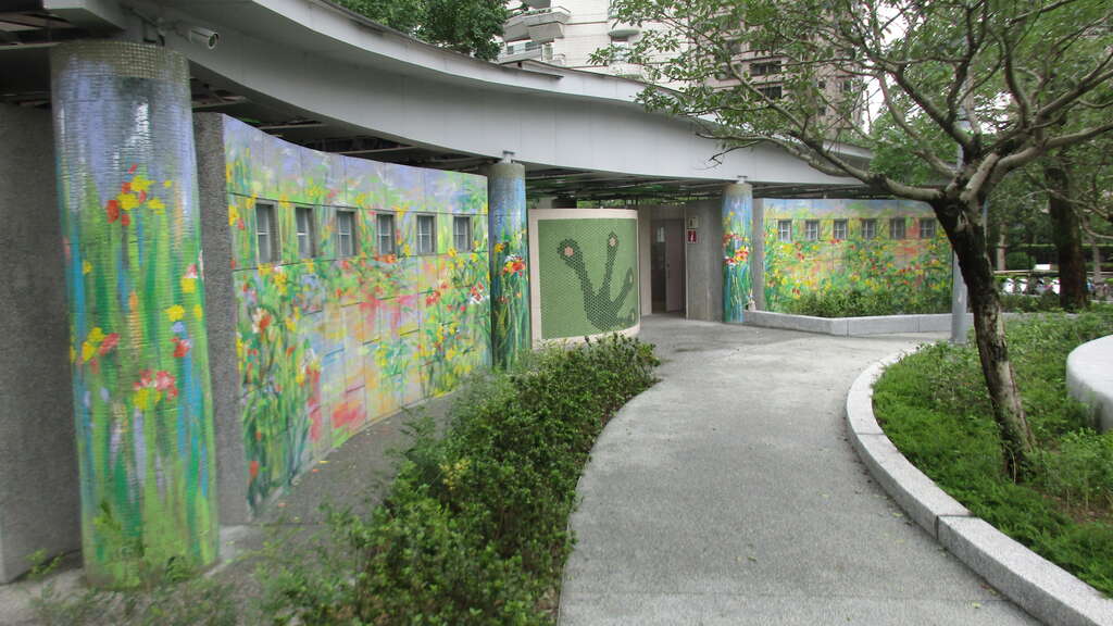 照片12.心灵画家曾日昇老师彩绘公厕外墙