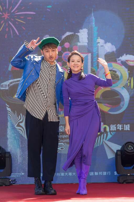 今年跨年晚会由主持大将曾宝仪与金钟奖主持人KID联手搭挡主持。