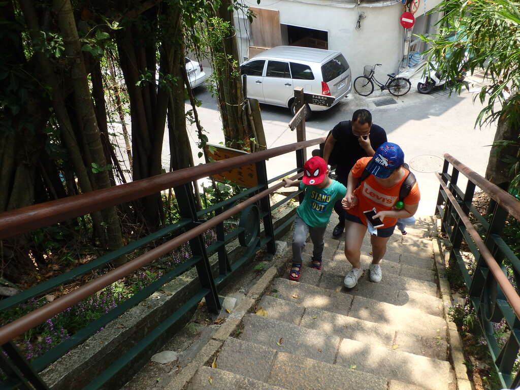 友善的親子扶手讓大小朋友都方便使用。